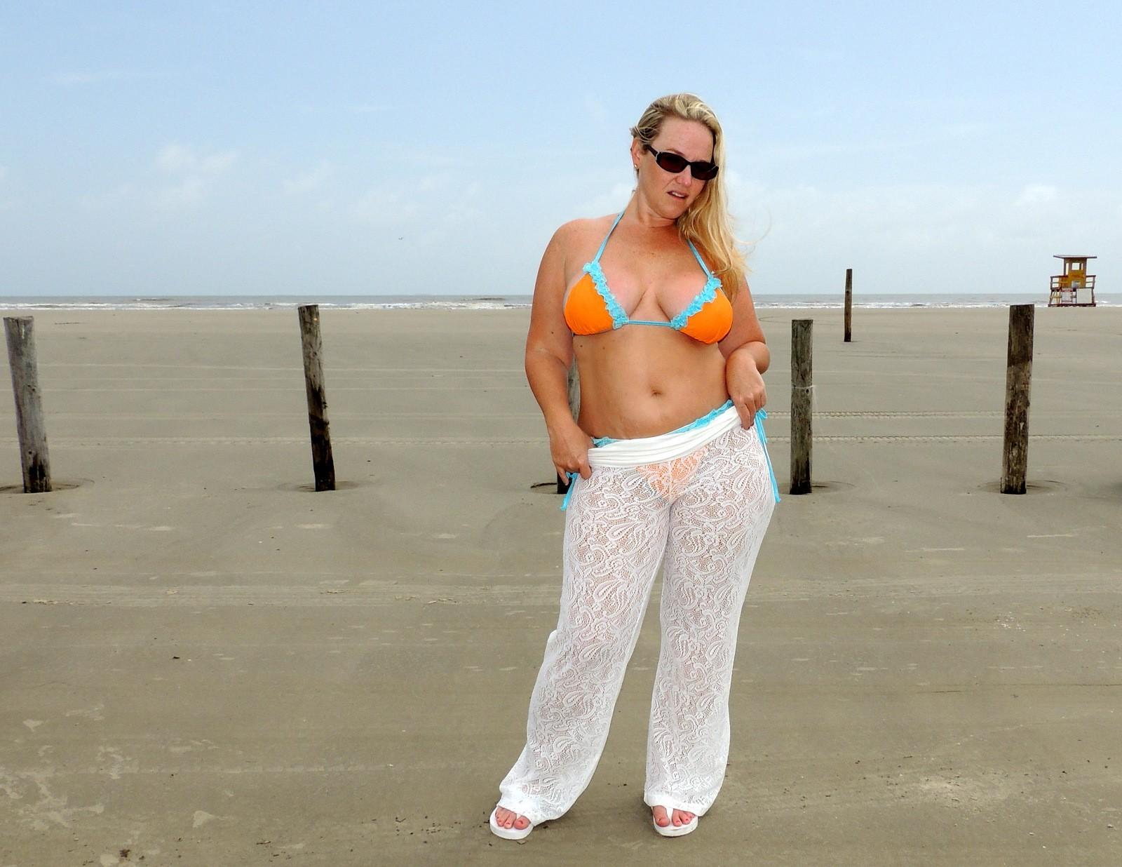 17P Chubby Wife Naked at Public Beach