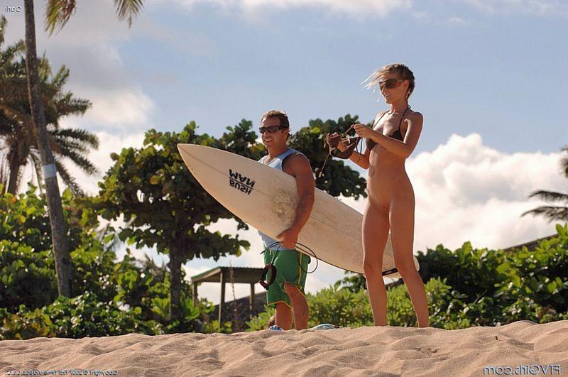 15P Topless bikini Carli Banks becomes popular at beach