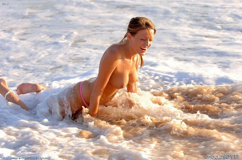 15P Beautiful Carli Banks in topless bikini at Hawaii beach