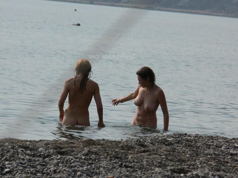 15P Spy photos on the beach