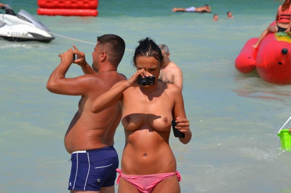 15P busty ladies posing on the beach