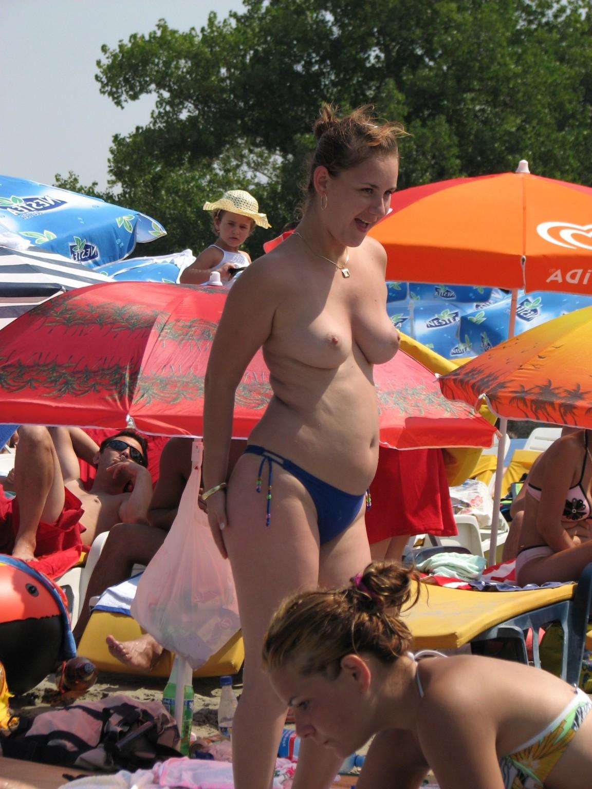 15P Candid pictures of a cute curvy girl at the beach