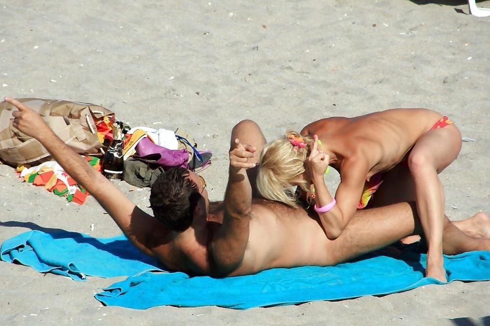 15P Sexy amateur girl licking cock on a public beach