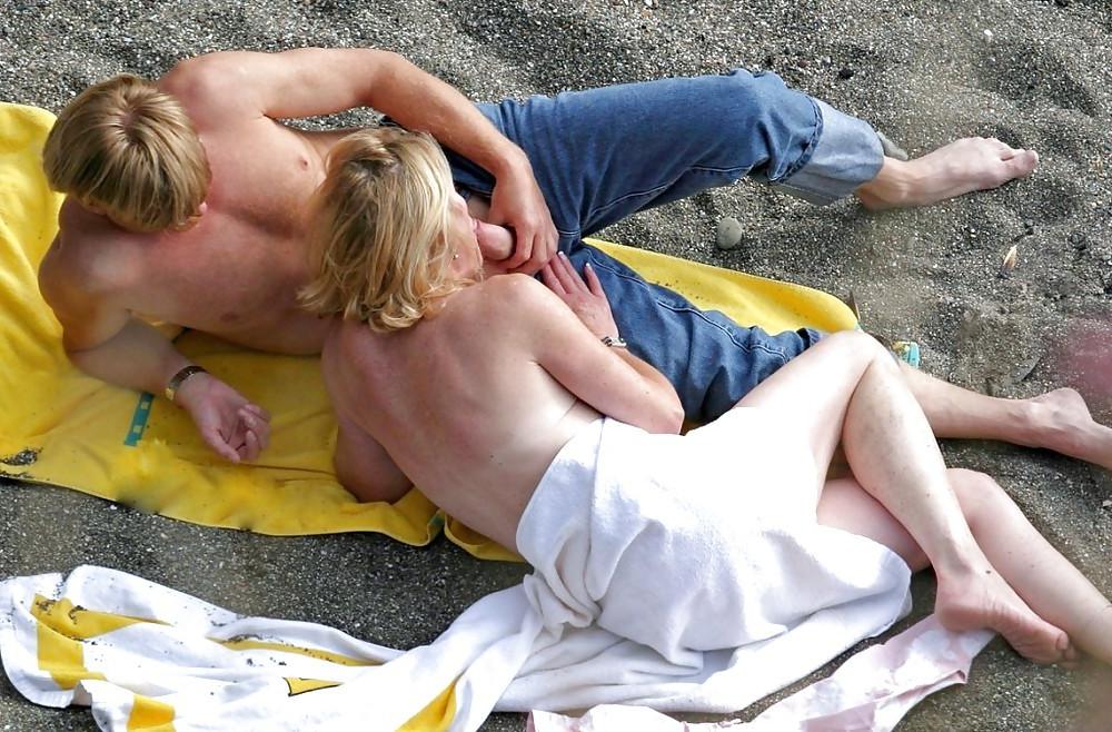 15P Spying at a couple having hot beach sex in public