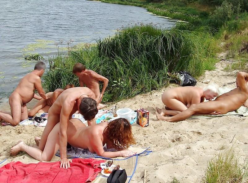 15P Spying at a couple having hot beach sex in public