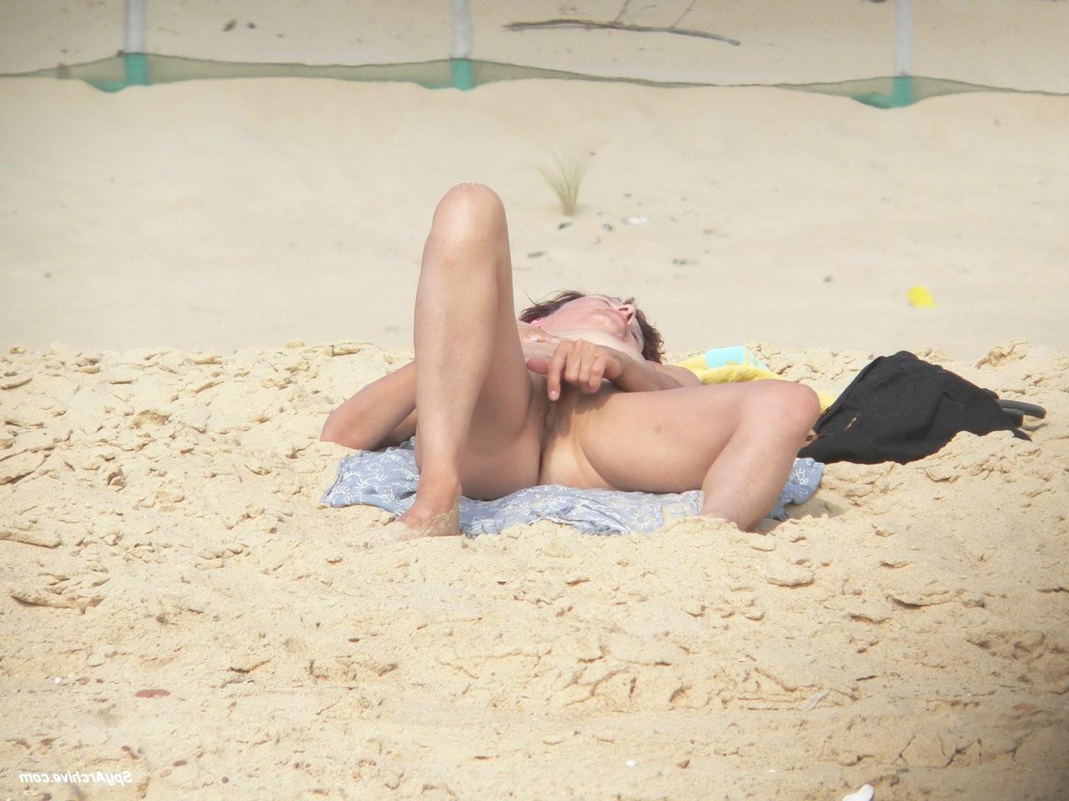 15P Great beach bodies in these candid pictures
