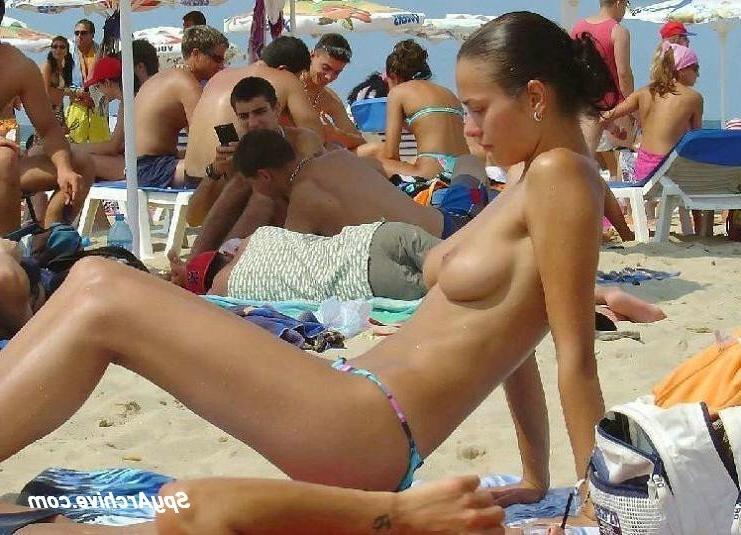 15P Great beach bodies in these candid pictures