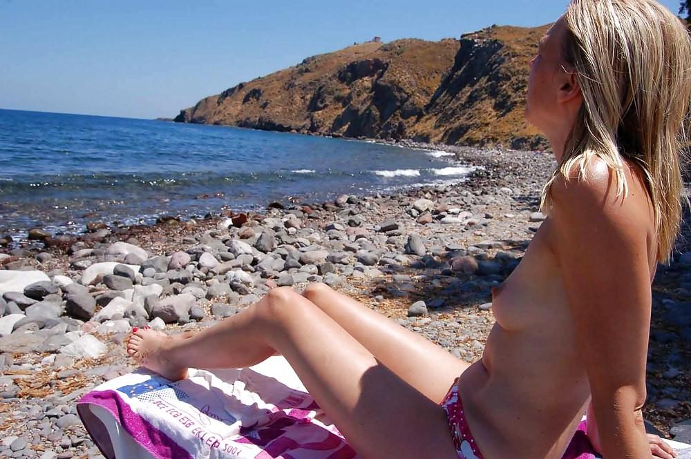 15P Sexy teens bare their bodies at a nudist beach