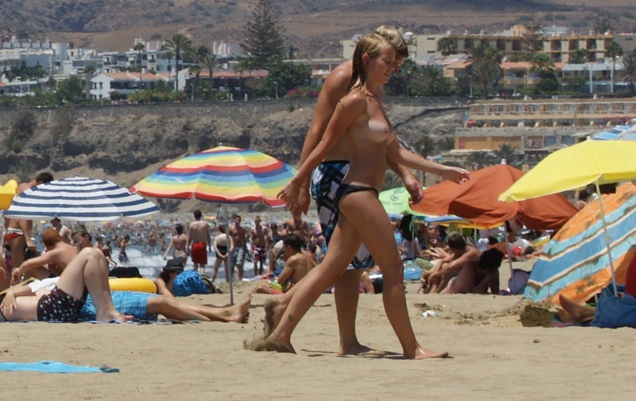 14P Two nudist friends get an even tan at the beach