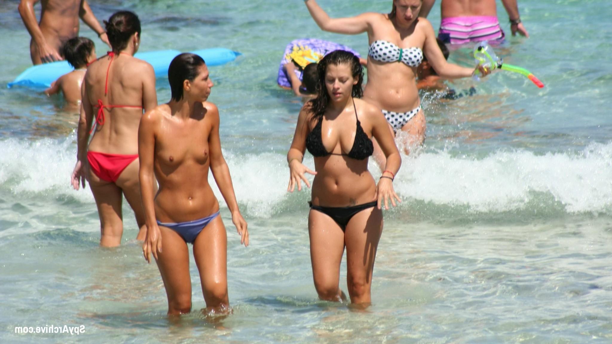 15P Voyeur pictures of hot girls at the beach