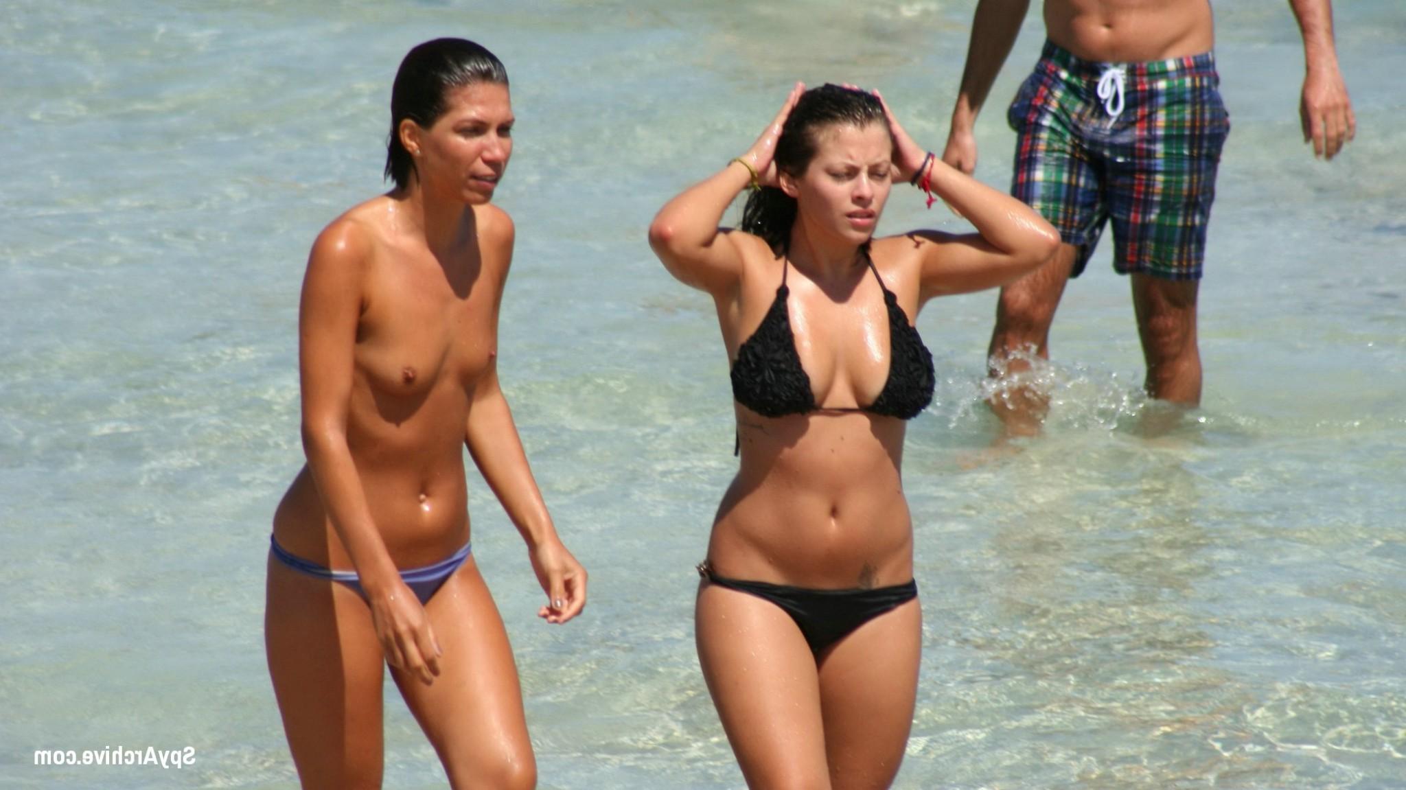 15P Voyeur pictures of hot girls at the beach