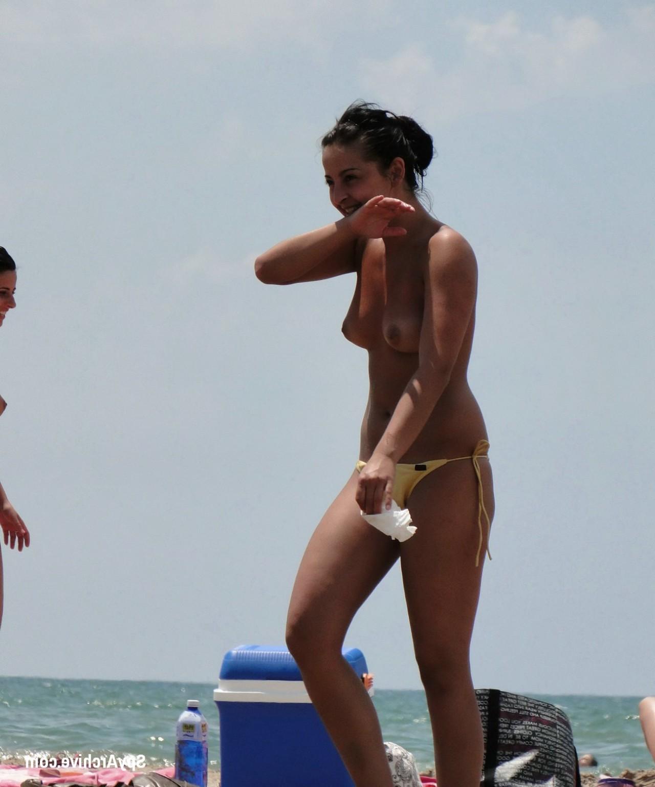 15P Spying on topless brazilian girlfriends at the beach