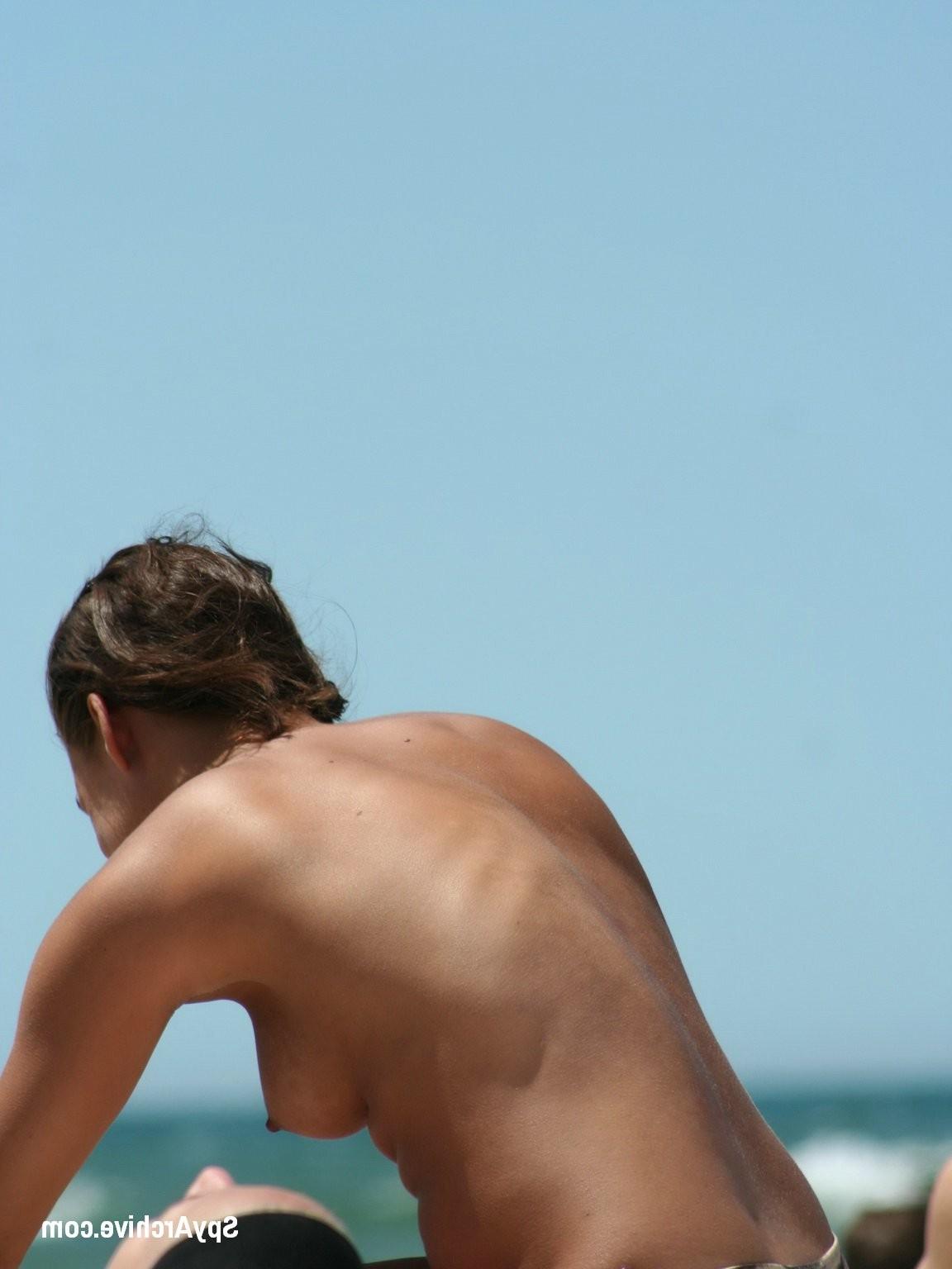 15P Cute topless teen gets caught on voyeurs camera at the beach