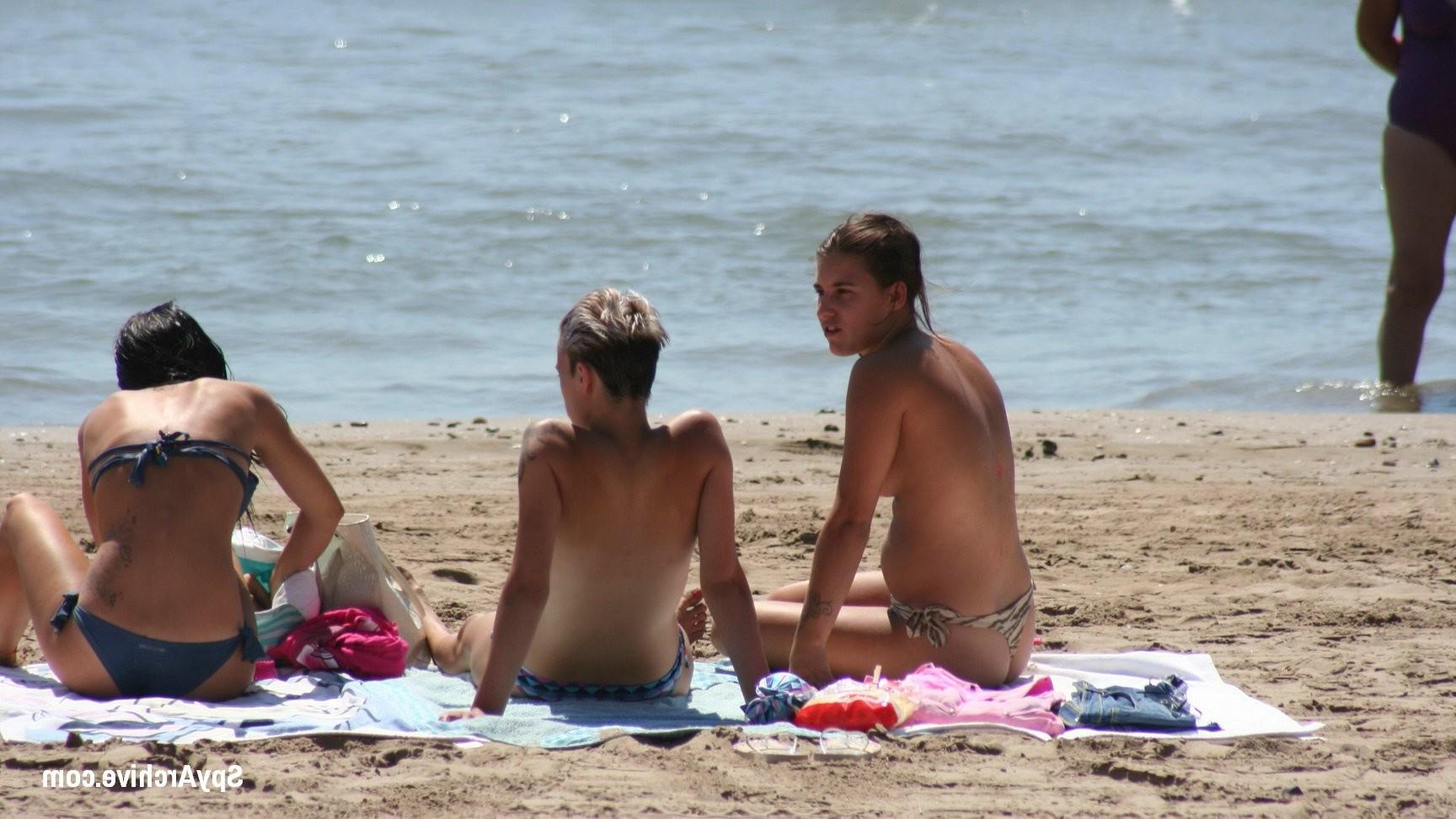 15P Hot topless blonde gets filmed by beach voyeur