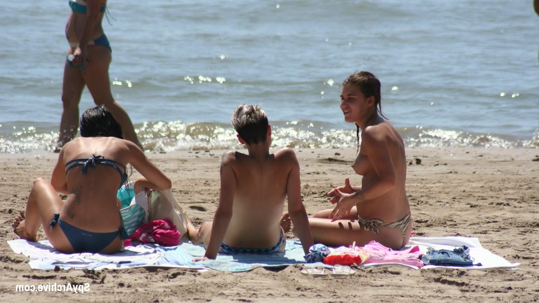 15P Hot topless blonde gets filmed by beach voyeur