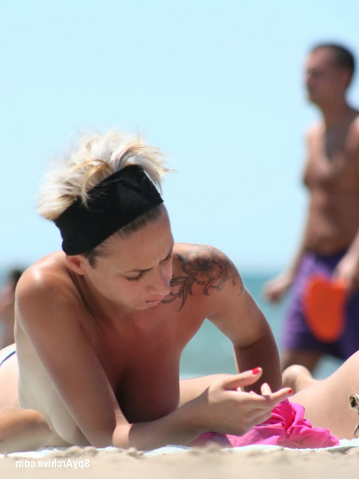 15P Hot topless blonde gets filmed by beach voyeur