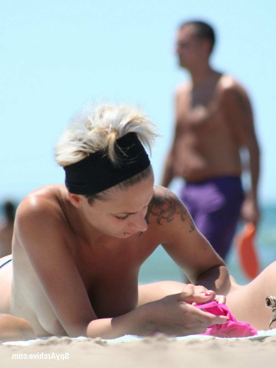 15P Hot topless blonde gets filmed by beach voyeur