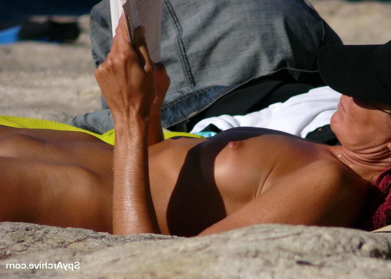 15P Spy pictures of naked wife spreading at the beach