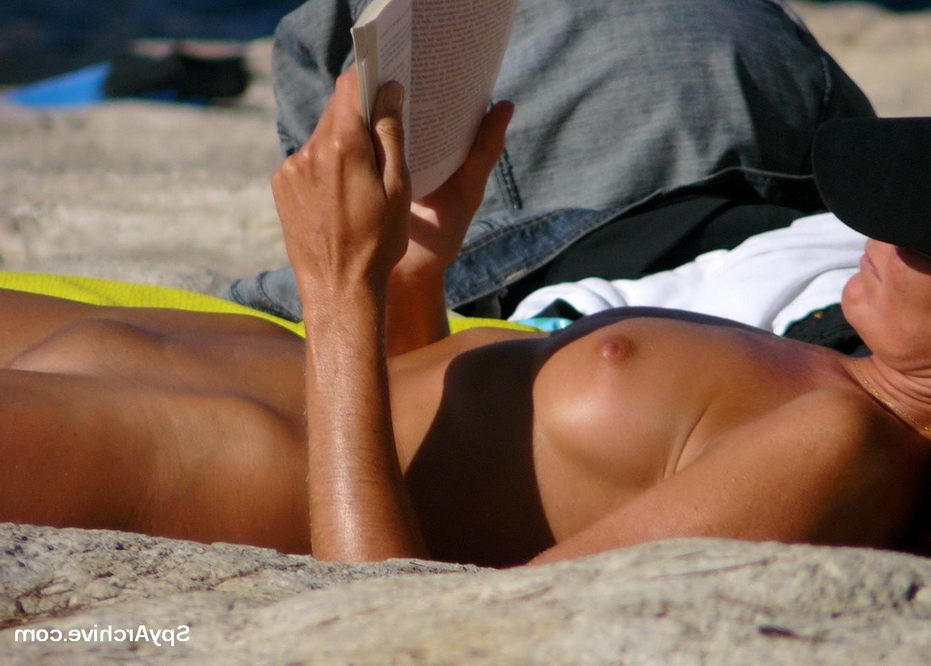 15P Spy pictures of naked wife spreading at the beach