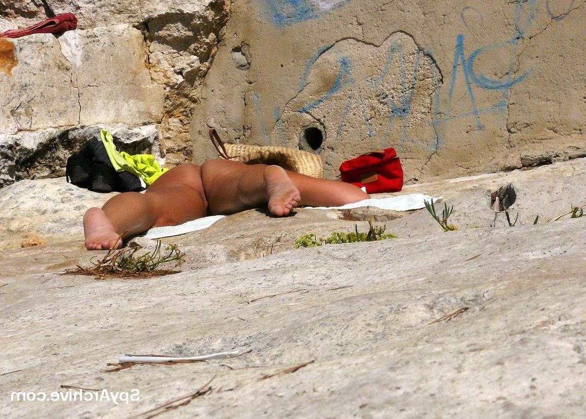 15P Spy pictures of naked wife spreading at the beach