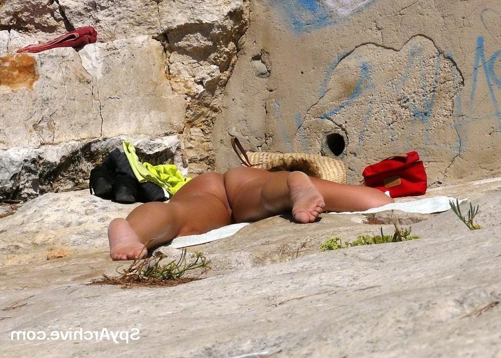 15P Spy pictures of naked wife spreading at the beach