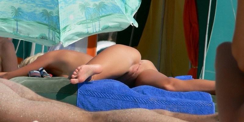 15P Spy pictures of naked blonde spreading on the beach