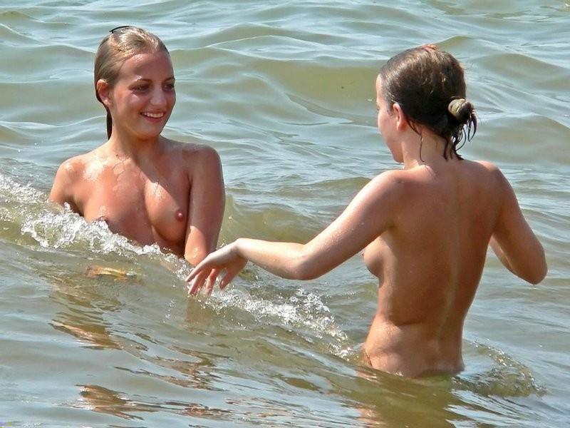 15P Horny beach nudist milf loves getting her pussy licked