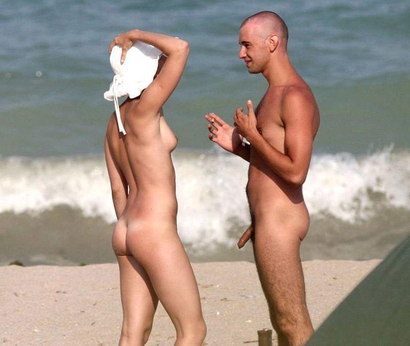 15P Horny beach nudist milf loves getting her pussy licked