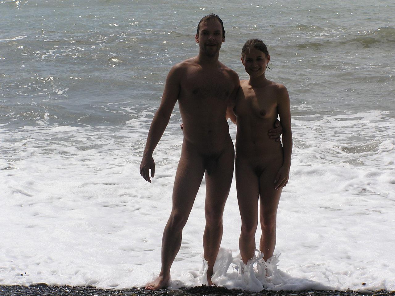 15P Horny beach nudist milf loves getting her pussy licked