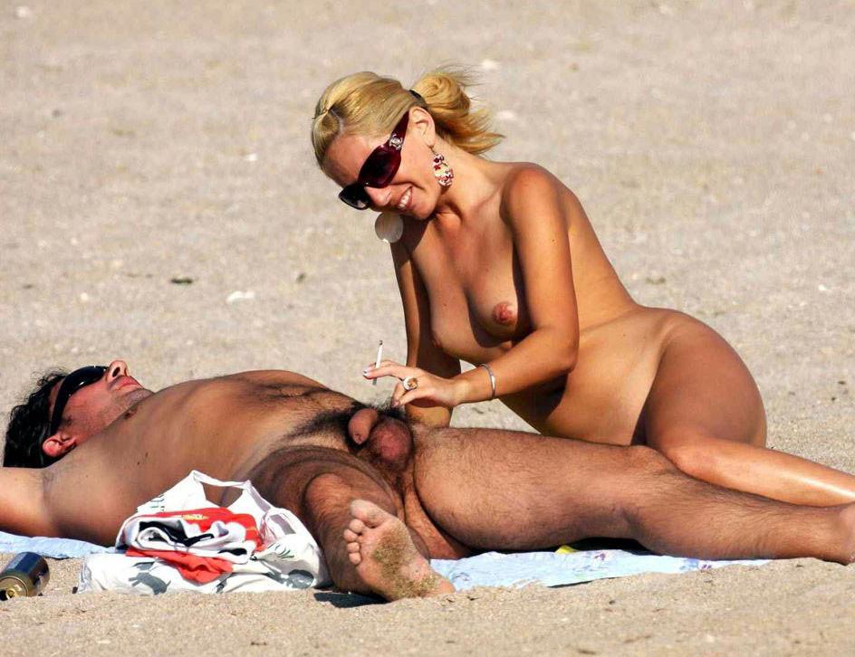 15P Nude friends play around at a public beach