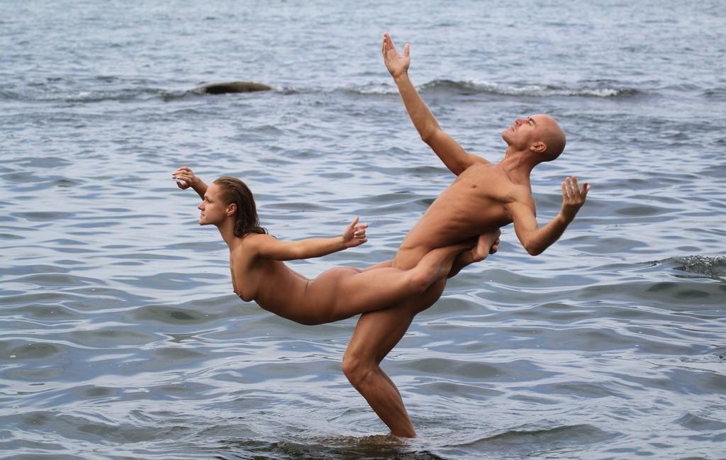15P Hot babe shocks the beach when she strips nude