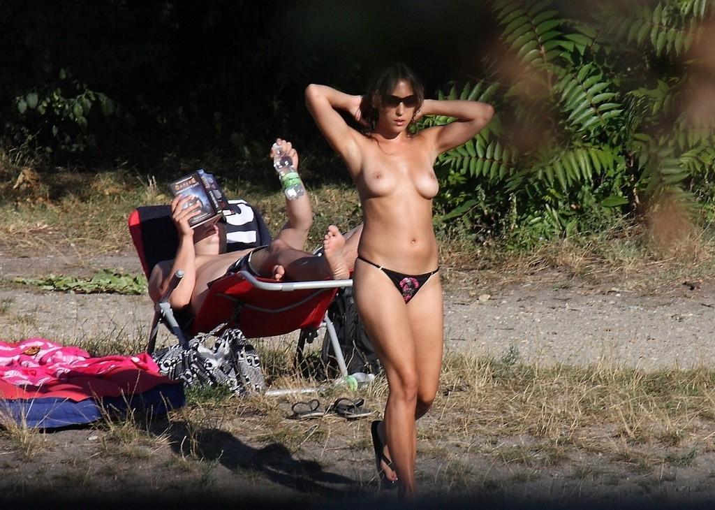 15P Hot babe shocks the beach when she strips nude