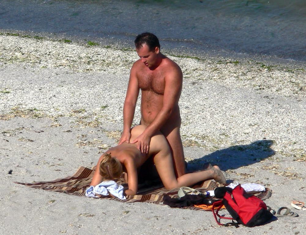 15P Hot babe shocks the beach when she strips nude