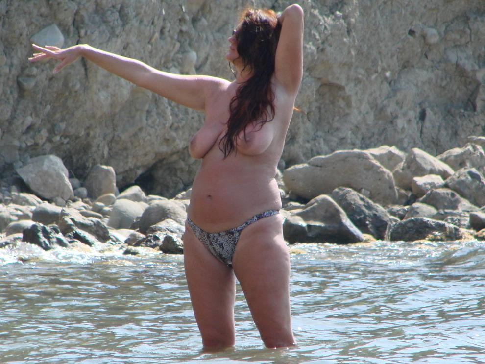 15P Bigtitted nudist babe lights up at the beach