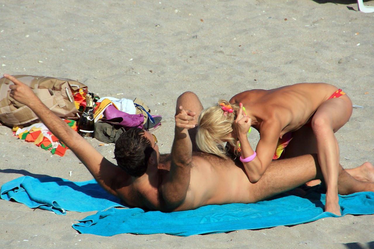 15P It just got hotter at the nude beach thanks to her