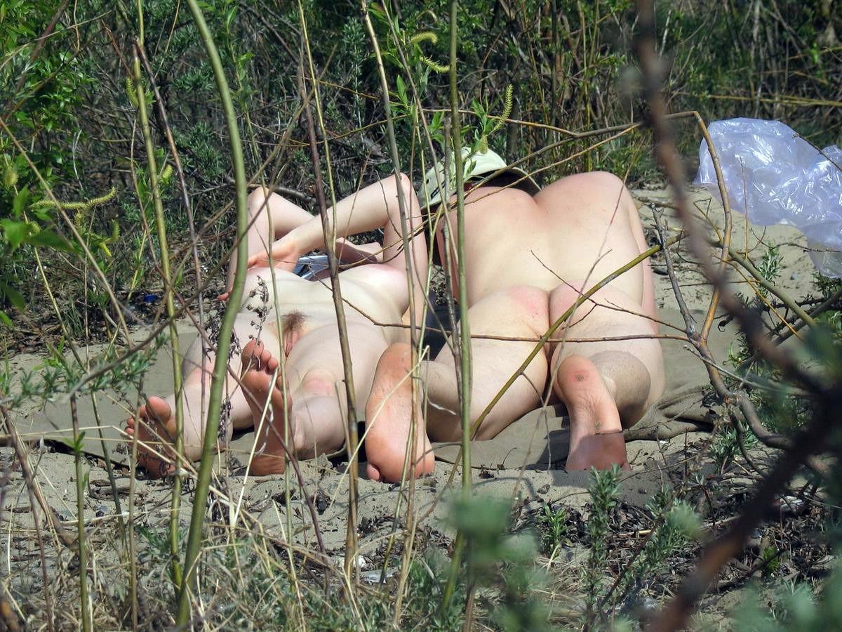 15P Big breasted hottie shows off her naked body at the beach