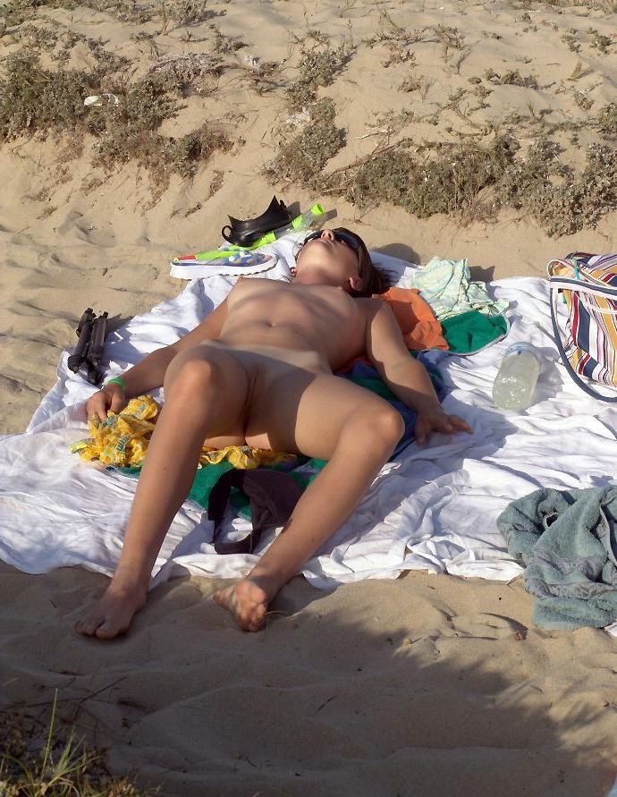 15P Brunette loves to expose her body at the nude beach