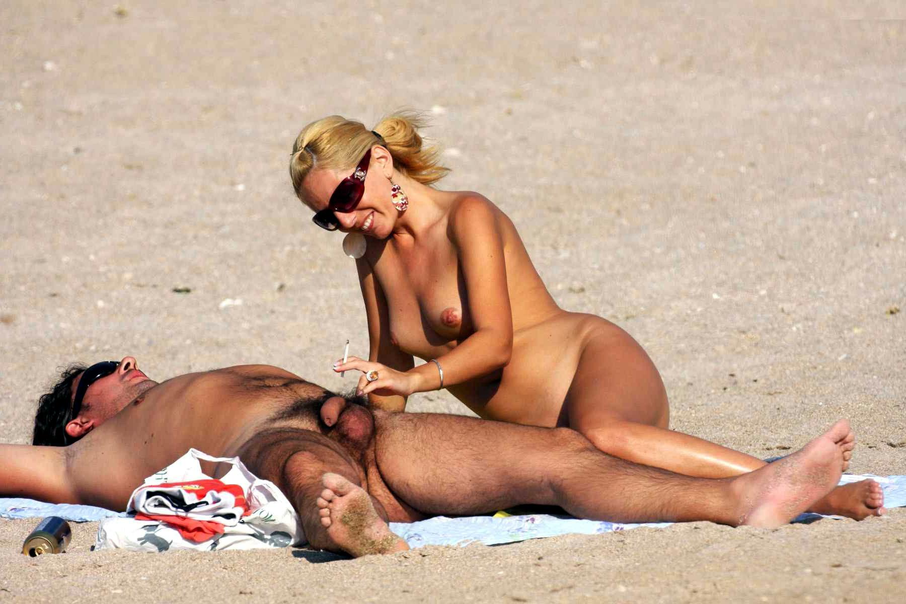 15P Oben-ohne-Babe zeigt am Strand ihre perfekten Titten