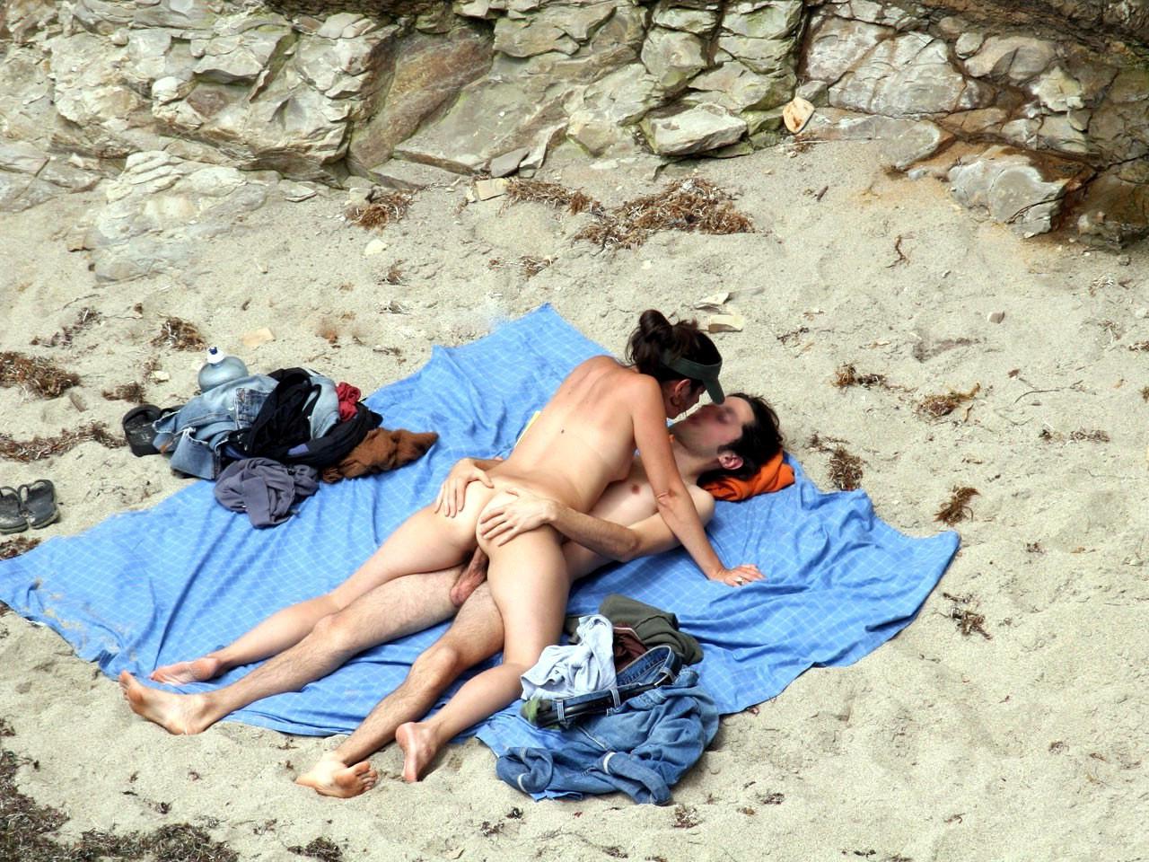 15P Lovely teens bare their bodies at a nudist beach