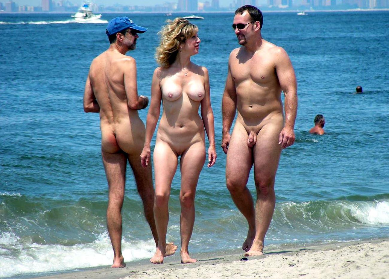 15P Lovely teens bare their bodies at a nudist beach