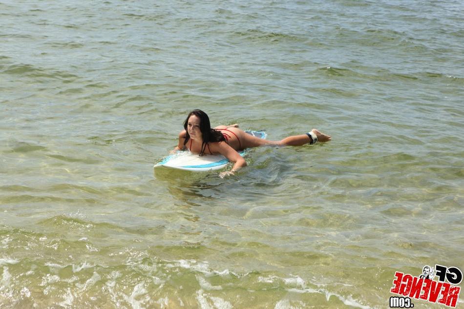 15P Amateur 18 year old girlfriend in bikini flashes pussy on beach