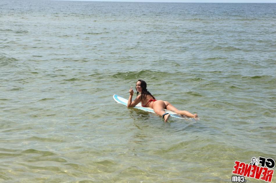 15P Amateur 18 year old girlfriend in bikini flashes pussy on beach