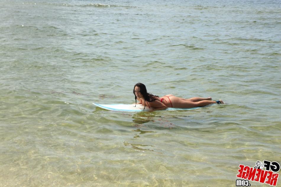 15P Amateur 18 year old girlfriend in bikini flashes pussy on beach