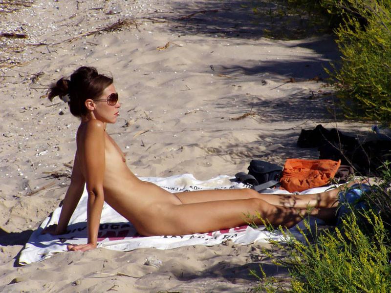 15P A pair of nudist teen friends steam up the beach
