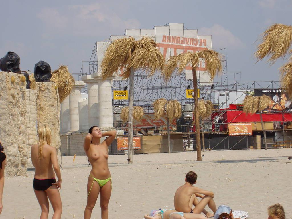 15P A pair of nudist teen friends steam up the beach