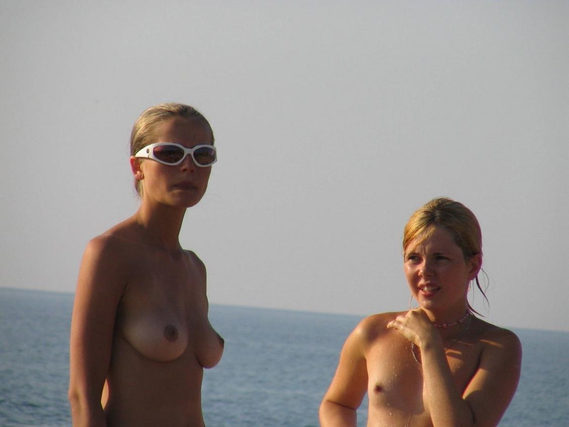15P She's not shy about exposing herself at the beach