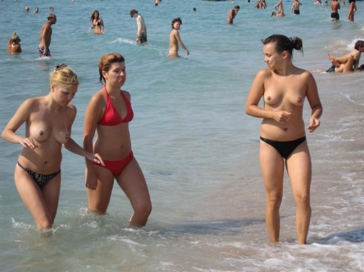 15P Nudist chick strips down naked at a public beach