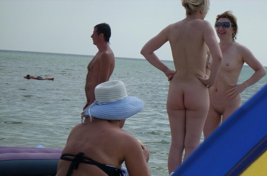 15P She's not shy about exposing herself at the beach