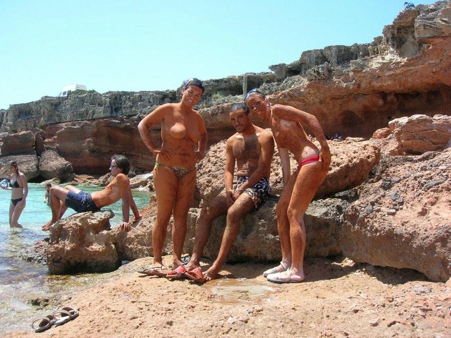 15P Skinny babe impresses the nude beach with her body