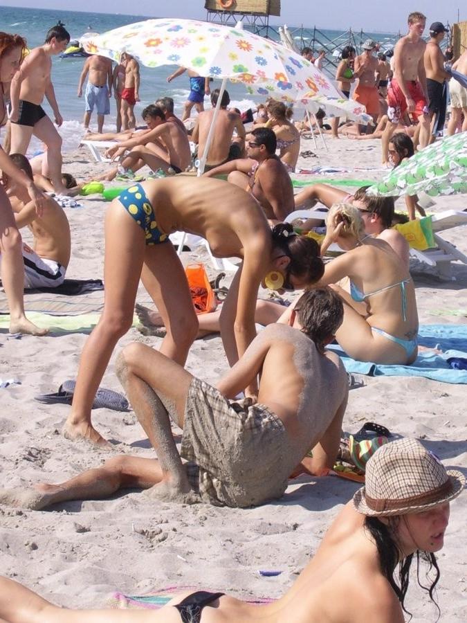 15P Skinny babe impresses the nude beach with her body